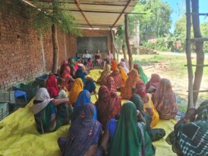 महिलाओं ने शराबबंदी की मांग को लेकर दी आंदोलन की चेतावनी

चंदौली। बड़ौरा ग्रामसभा एवं आसपास की दर्जनभर ग्रामसभाओं की महिलाओं ने शराब सेवन से उत्पन्न समस्याओं को लेकर आज दिनाँक 16 अगस्त शनिवार को एक निजी विद्यालय में गोष्ठी की। महिलाओं ने बताया कि शराब के कारण कई परिवार बर्बाद हो रहे हैं। किसी ने अपने बच्चे को खोने की पीड़ा सुनाई तो किसी ने घरेलू हिंसा और बच्चों में नशे की लत की समस्या पर चिंता जताई।

महिलाओं ने चेतावनी दी कि यदि जल्द समाधान नहीं निकला तो वे हज़ारों की संख्या में सड़क पर उतरकर आंदोलन करेंगी।

कार्यक्रम का आयोजन थिंकर्स इवोल्यूशन्स फाउंडेशन की ओर से किया गया। संस्था ने आश्वासन दिया कि शीघ्र ही जनप्रतिनिधियों और प्रशासन को ज्ञापन सौंपकर महिलाओं की समस्याओं का निस्तारण कराया जाएगा।

इस अवसर पर संस्था के संस्थापक एवं राष्ट्र सृजन अभियान चंदौली के युवा मोर्चा अध्यक्ष करुणेश पांडेय भी मौजूद रहे।

*चन्दौली से ~ तारकेश्वर पाण्डेय  की रिपोर्ट*