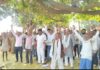 वाराणसी के राजातालाब थाना क्षेत्र के शाहनशापुर,धानापुर लश्करिया के किसानों ने ग्राम प्रधान के नेतृत्व में भूमि अधिग्रहण के खिलाफ जमकर किया धरना प्रदर्शन