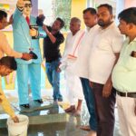 अंबेडकर जयंती की पूर्व संध्या पर प्रतिमा की सफाई, दीप प्रज्वलन कर दिया स्वच्छता का संदेश