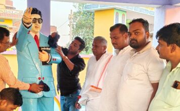 अंबेडकर जयंती की पूर्व संध्या पर प्रतिमा की सफाई, दीप प्रज्वलन कर दिया स्वच्छता का संदेश