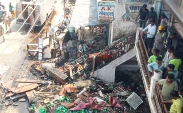 राजातालाब में कपड़े की दुकान व कोल्ड ड्रिंक गोदाम में बिजली की शार्ट सर्किट लगी भीषण आग, लाखों का सामान जलकर हुआ नष्ट