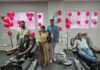 वैवाहिक जीवन की पांचवीं वर्षगांठ को समाजसेवा के लिए समर्पित करते हुए स्वैच्छिक रक्तदान किया
