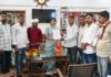 मानदेय बढ़ोतरी व नियमितीकरण को लेकर पंचायत सहायकों ने सांसद प्रिया सरोज को सौंपा ज्ञापन