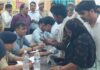 जिलाधिकारी ने राजातालाब तहसील पर संपूर्ण समाधान में सुनी लोगों की फरियाद
