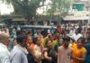 सड़क दुर्घटना में हुई मौत के बाद परिजनों ने विभिन्न मांगों को लेकर मातलदेई चौराहे पर मृतक की शव को रखकर किया चक्का जाम