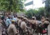 राजातालाब पर भगवान जगन्नाथ रथयात्रा मेले के सकुशल, शांतिपूर्ण एवं सुरक्षित आयोजन के दृष्टिगत मेला प्रबंधन समिति के पदाधिकारियों के साथ गोष्ठी आयोजित कर आवश्यक दिशा-निर्देश दिए गए। इस अवसर पर सहायक पुलिस आयुक्त राजातालाब, प्रभारी निरीक्षक राजातालाब सहित अन्य अधिकारी एवं कर्मचारी उपस्थित रहे।