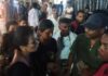 पांडेयपुर थाना क्षेत्र के काली मंदिर के पास रविवार रात एक युवती के साथ सरेराह छेड़छाड़ और जबरन कार में बैठाने का प्रयास किए जाने का मामला सामने आया है। विरोध करने पर आरोपियों और पीड़िता के परिजनों के बीच मारपीट हुई