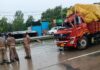 हाईवे पर ट्रक डीसीएम में आमने-सामने की हुई जोरदार भिड़न्त,दोनो चालक घायल