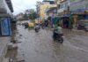चितईपुर चौराहे से करौंदी रोड पर भारी जलजमाव, राहगीरों व स्कूली बच्चों की बढ़ी मुश्किलें