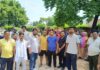 सारनाथ: मविया पोखरा पाटने पहुंचे तथाकथित नगर निगम अधिकारी का स्थानीय लोगों व पार्षदों ने किया विरोध, भीड़ देख मौके से भागा