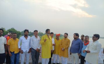 वाराणसी के ढाब क्षेत्र में बाढ़ का खतरा: मंत्री प्रतिनिधि संजय सिंह ने संभाला मोर्चा, बाढ़ चौकी का किया निरीक्षण