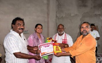 राइफल शूटिंग में सिल्वर मेडल जीतने पर राज्यमंत्री हंसराज विश्वकर्मा ने सपना विश्वकर्मा को किया सम्मानित