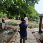 मुस्तफाबाद के सेवक प्रधान पारस: खबर मिलते ही खरीदी मोटर, 8 दिन से डूबे घरों को दिलाई राहत
