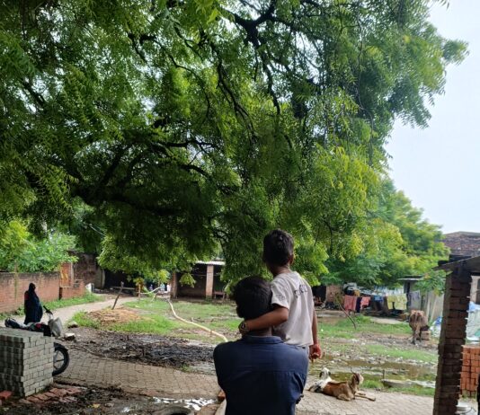 मुस्तफाबाद के सेवक प्रधान पारस: खबर मिलते ही खरीदी मोटर, 8 दिन से डूबे घरों को दिलाई राहत