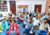 राजातालाब तहसील पर विभिन्न मांगों को लेकर धरना पर बैठे लेखपाल