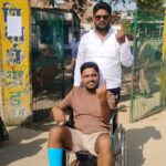 पैर में प्लास्टर, फिर भी मतदान के संकल्प में नहीं आई कमी, व्हीलचेयर पर पहुंचकर प्रतीक पाण्डेय ने किया मतदान