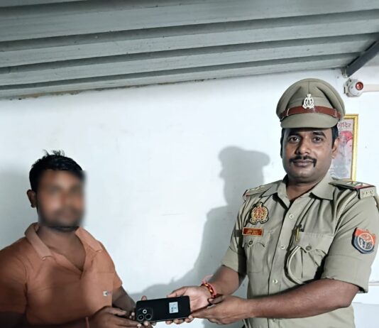 राजातालाब पुलिस ने गुम हुआ मोबाइल बरामद कर मालिक को सौंपा